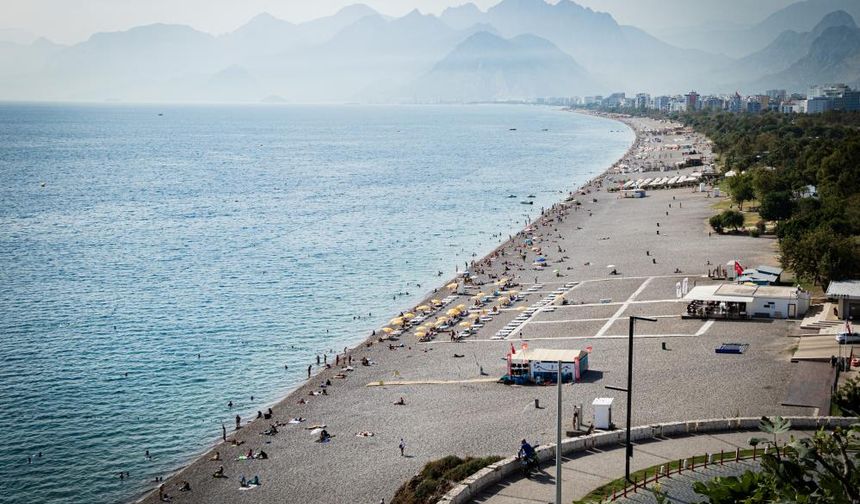 Ekimin sonunda Antalya 32 dereceyi gördü, sahiller yaz aylarını aratmadı